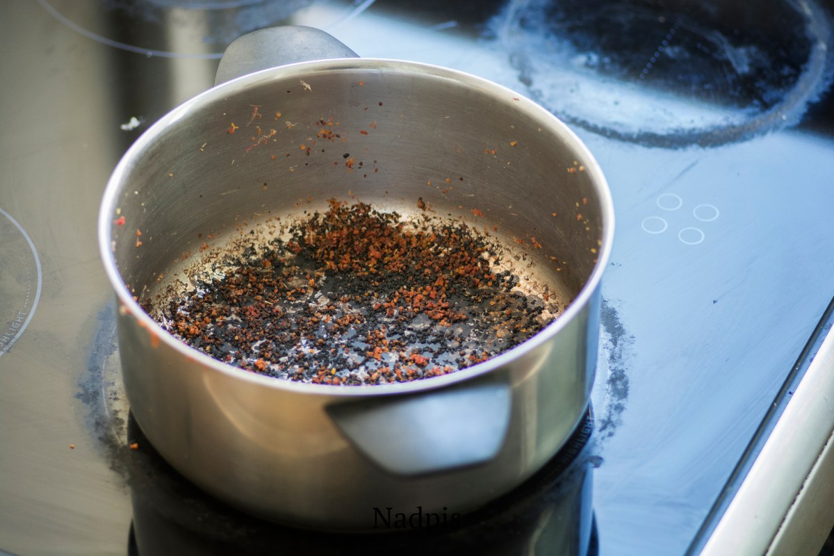 Jak vyčistit připálený hrnec jedlou sodou